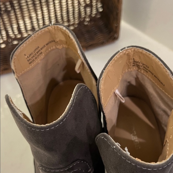 Express brown women’s Ankle Booties size 9 - Picture 9 of 16